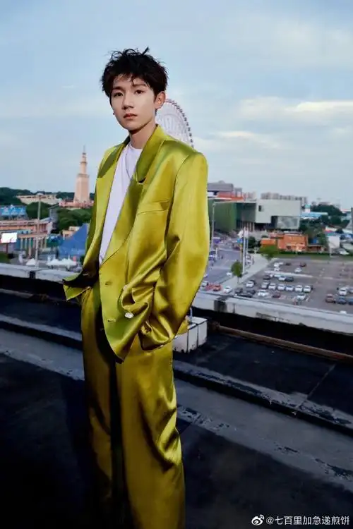 少年成熟却又带有独特个性,随意地望向镜头,抓拍真的挺能突出王源的