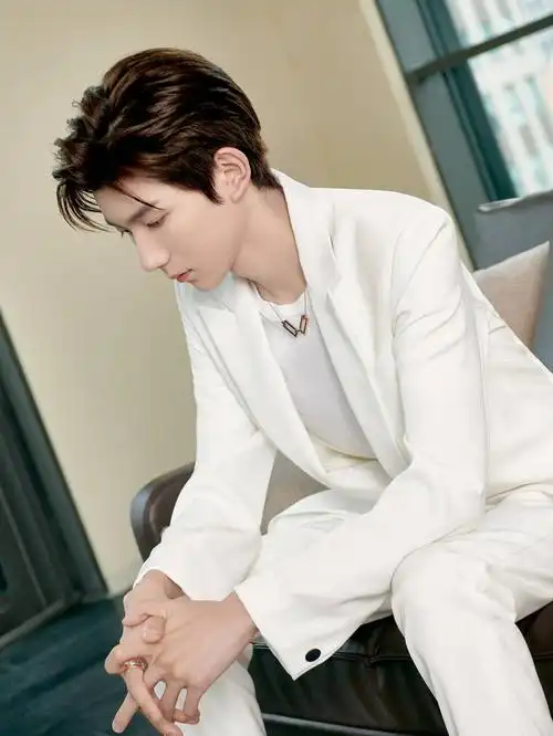 王源身穿纯白西装搭配简洁又干练
