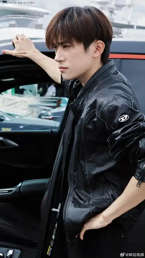 tfboys-易烊千玺很蛊的一种帅属实让人看了眼前一亮,氛围感直接拉满