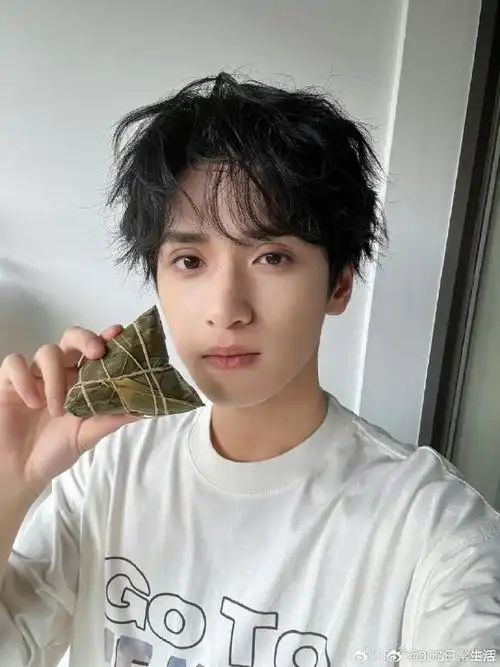 严浩翔端午节双营业##严浩翔吃的什么馅的粽子