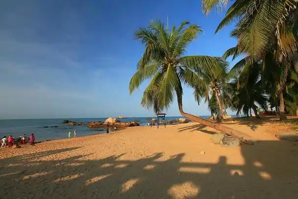 这个位于三亚市以西的天涯海角,以其独特的海滨风光,浪漫氛围和神秘