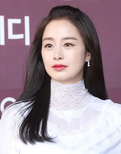 奔四年纪也叫人心动,这身装扮搭配真是漂亮,金泰熙穿上它真是既减龄又