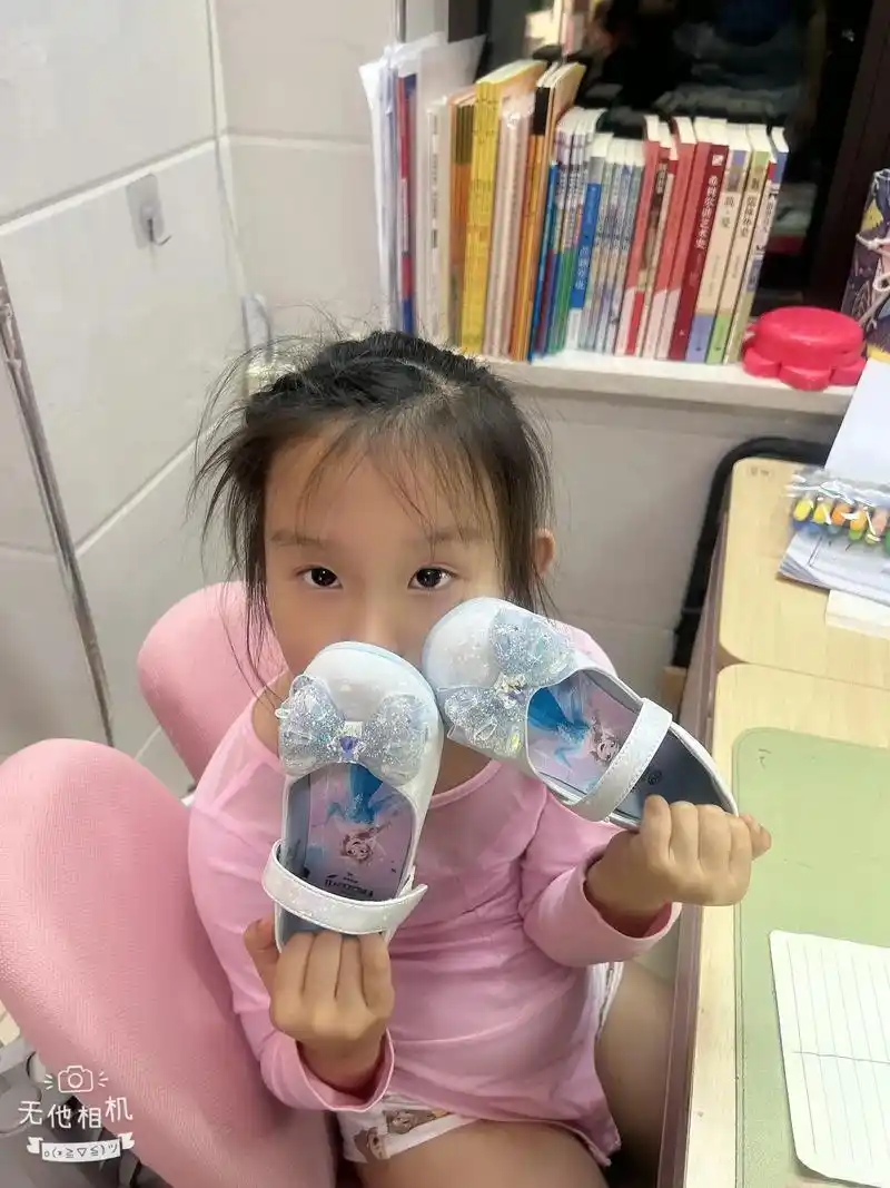 这小姑娘是多爱公主鞋啊,底部都脏的鞋子,闻的舍不得放下