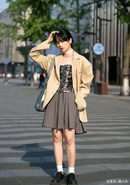 比起明星,网红穿搭,街拍造型更适合普通人 ,没有刻意凹造型的做作感