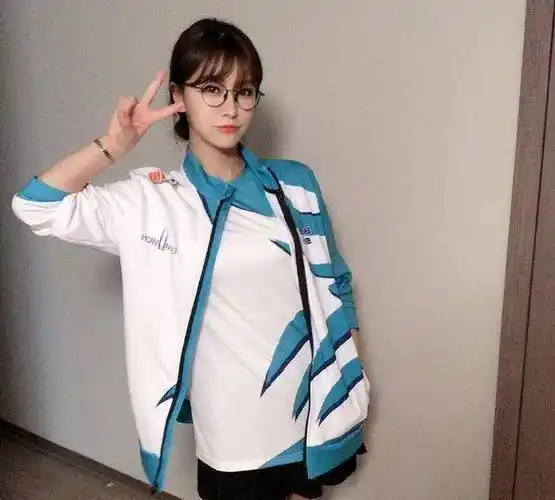 lck美女主持身穿nuguri队服,颜值惊艳网友酸了_李哥_选手_互动
