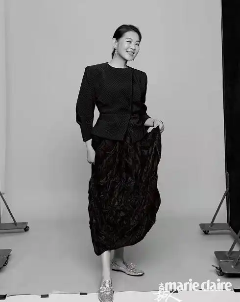 62岁倪萍成功加入时尚圈换三套造型拍大片穿红色却翻车太严重