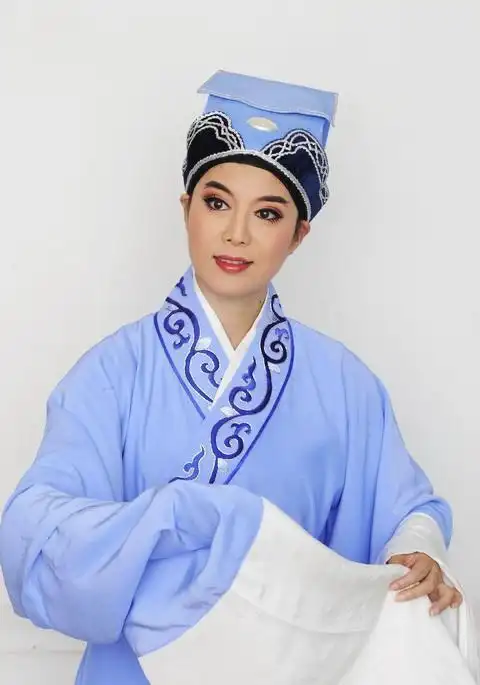 我叫周丽萍,是浙江小百花越剧院的一名演员,专攻越剧尹派小生.