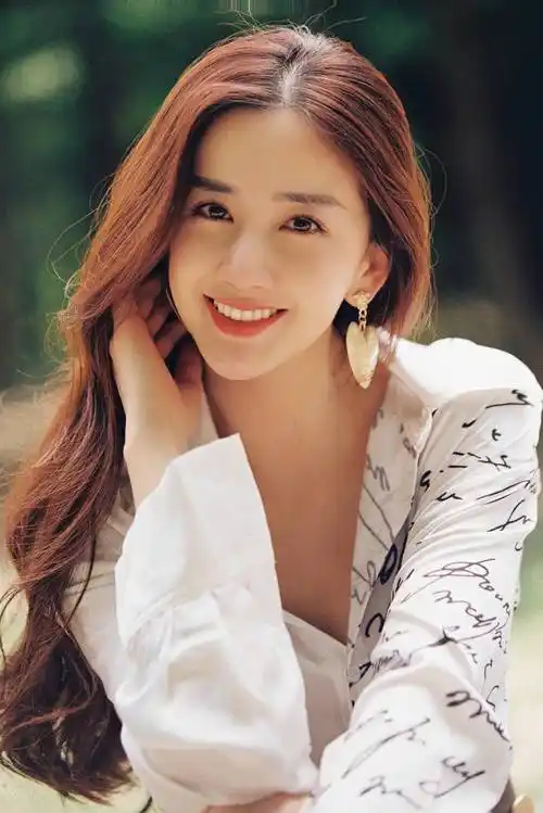 陈欣予春日踏青写真曝光元气少女状态拉满