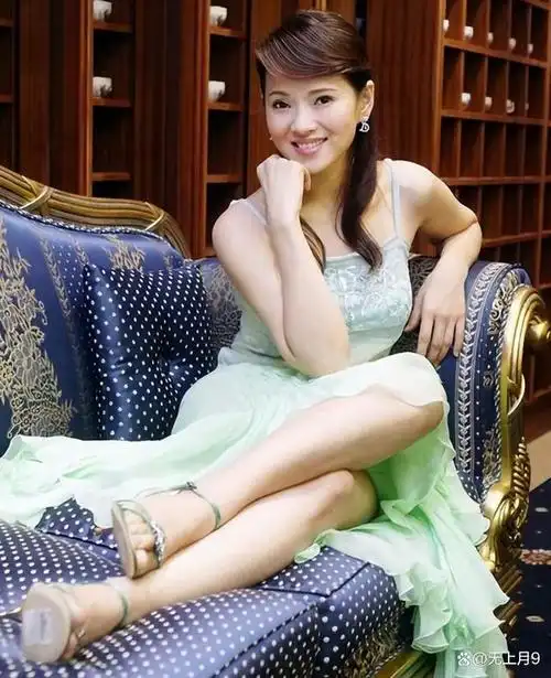 我们都非常熟悉的伊能静,年轻时拥有一张充满少女感的甜美面孔.