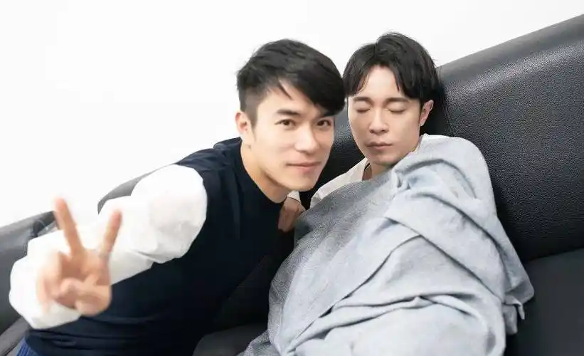 炎亚纶上传新歌和已婚男星mv甜蜜互动_邱耀乐_刘家凯_吴青峰