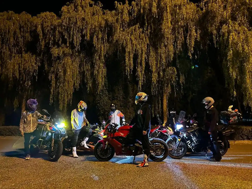 赛600 #机车摄影 夜晚是我们集合的信号 #夜骑 - 抖音