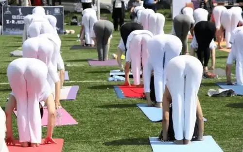 女人坚持练瑜伽的绝缝好处,你也会蠢蠢欲动!