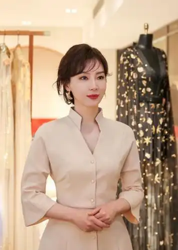 陈数真给70后长脸,穿裸色裙曲线惊艳,不装嫩气质仍出众