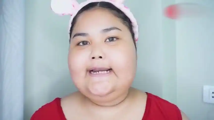 泰国胖女孩被嘲笑丑,化妆后变小仙女,我都她为她疯狂