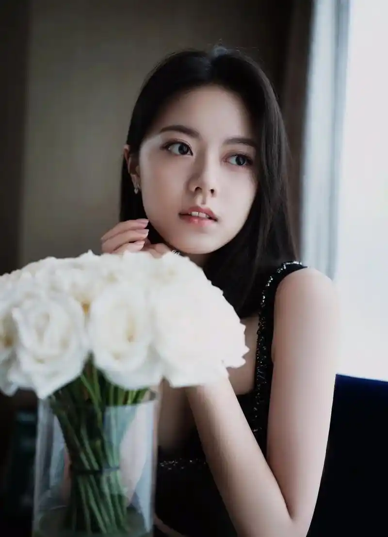 赵今麦的一组美照曝光,她披散长发妆容干净,现身黑色吊带搭配黑 - 抖