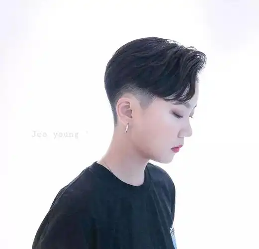 搭配简单的着装气质立显,这样的中性风短发你喜欢吗?