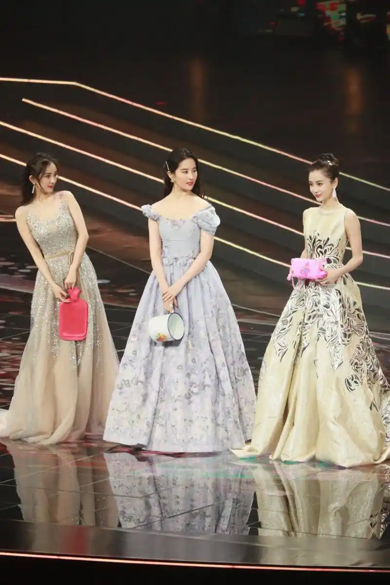 杨幂和刘亦菲的两次同框,这算不算是,1:1平局[嘻嘻]?