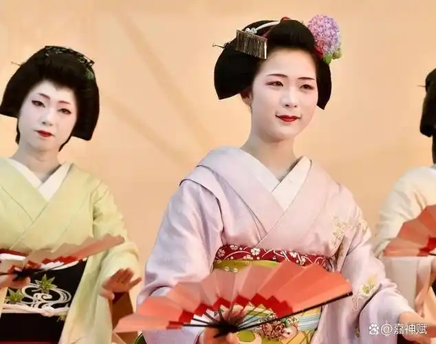 歌舞伎兴起于17世纪的日本战国末期,至今已有400余年发展历史.