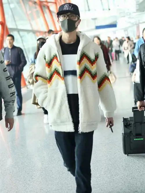 被许嵩帅到戴鸭舌帽低调现身机场白色棉袄软萌可爱