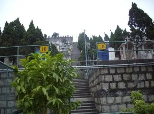 缅怀18年名人逝世:李敖,金庸,李咏,蓝洁瑛,墓碑上的字引人泪目