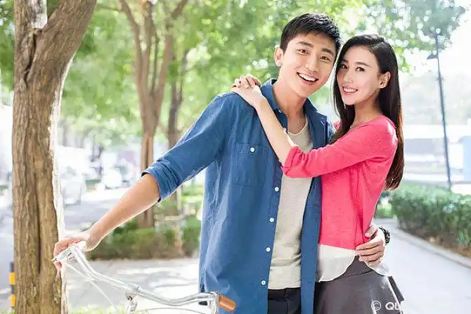 在校园里约会的年轻大学生情侣