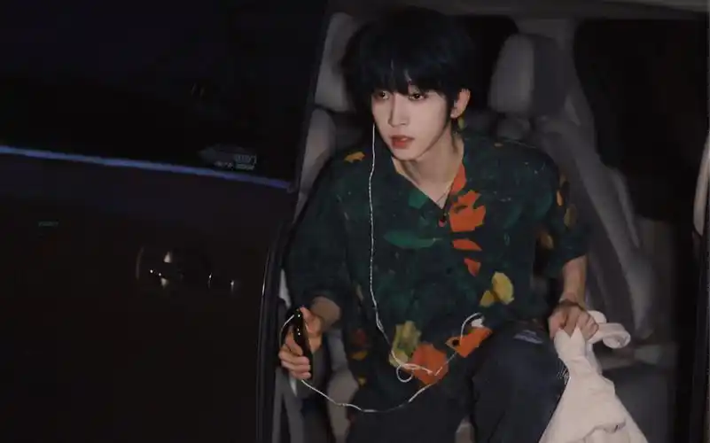 刘宇210324创造营拍摄转场偷偷红了耳朵