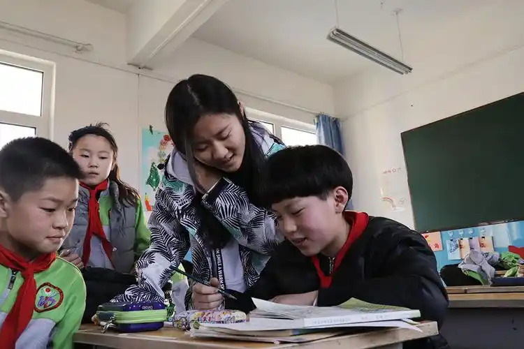 铁道供电与电气工程系青年志愿者支教暖童心陪伴显真情