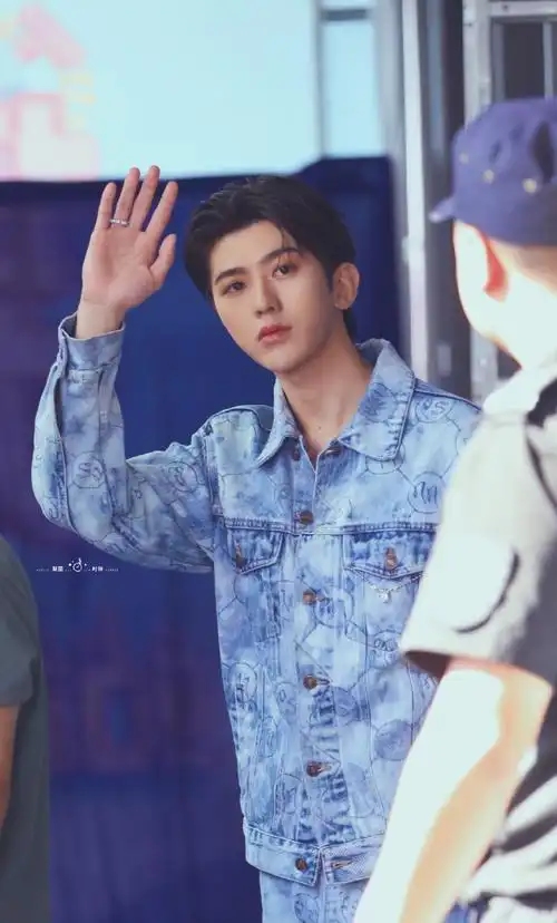 蔡徐坤《快本》路透来袭 专门出来和ikun打招呼的牛仔大奎哥太帅了