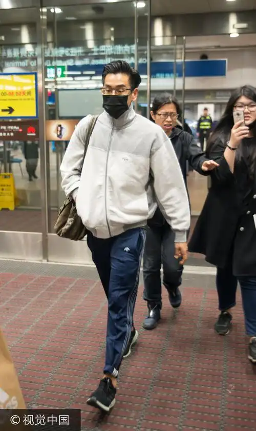 彭于晏深夜飞抵首都机场