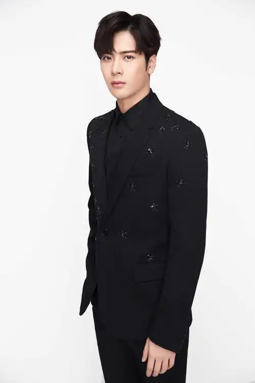 王嘉尔连续征战国际音乐节 引爆华语嘻哈新热潮