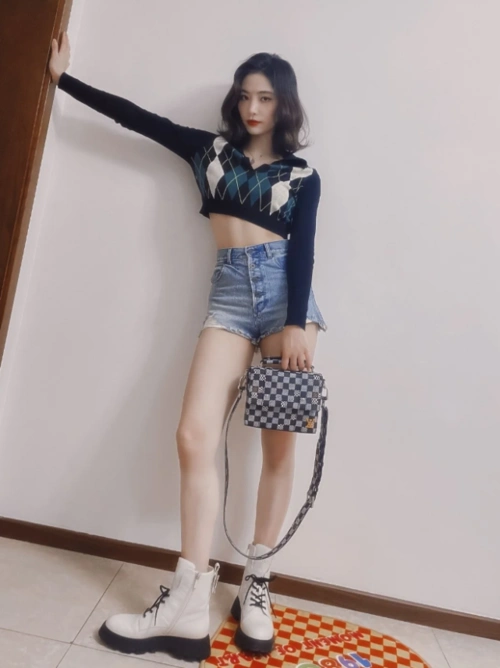 许佳琪的"爱豆腰"有多细?最小码牛仔裤还扎双腰带,不料成焦点