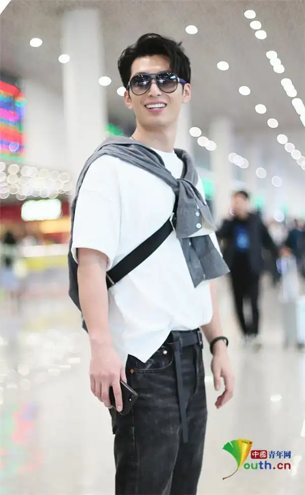 窦骁外套当披肩休闲时尚见镜头露笑容大方任拍