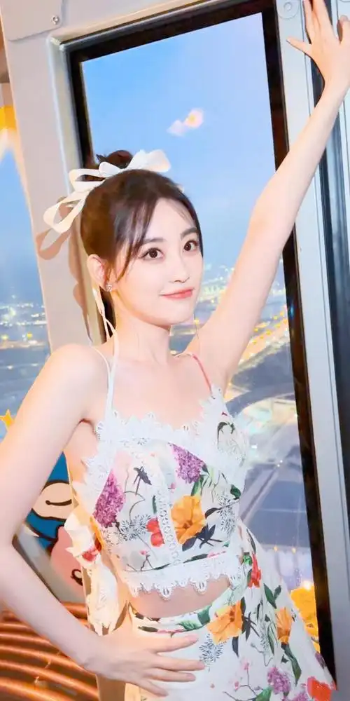 祝绪丹随拍美照,一身清凉蝴蝶结露背裙,夏日氧气感十足