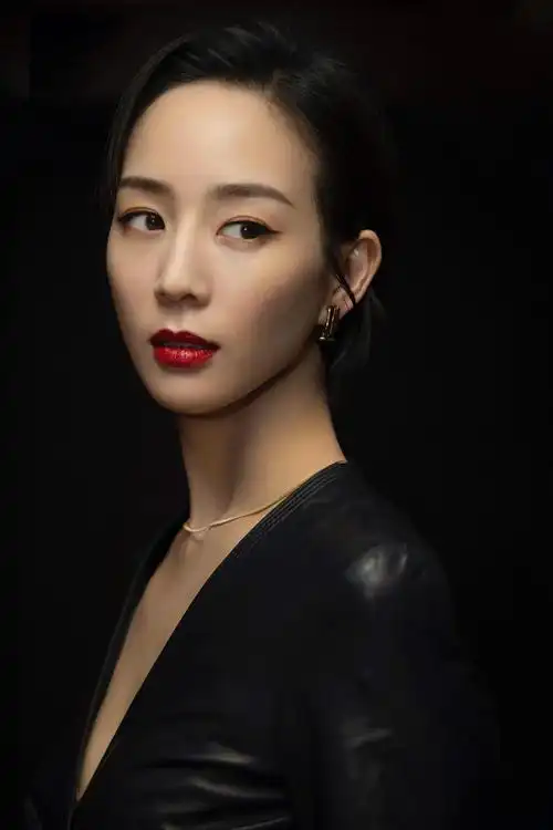 张钧甯最新大片曝光清爽短发复古红唇造型满满的高级感