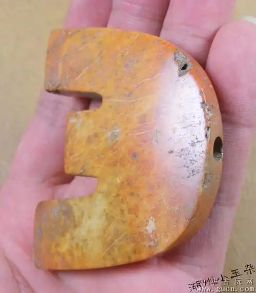 高古-良渚文化黄肉带朱砂沁皮壳大三叉玉器