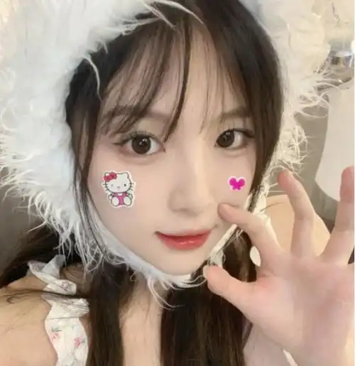 而现在很多女生都想拥有一个白皙细腻的皮肤,所以她们就会借助化妆的