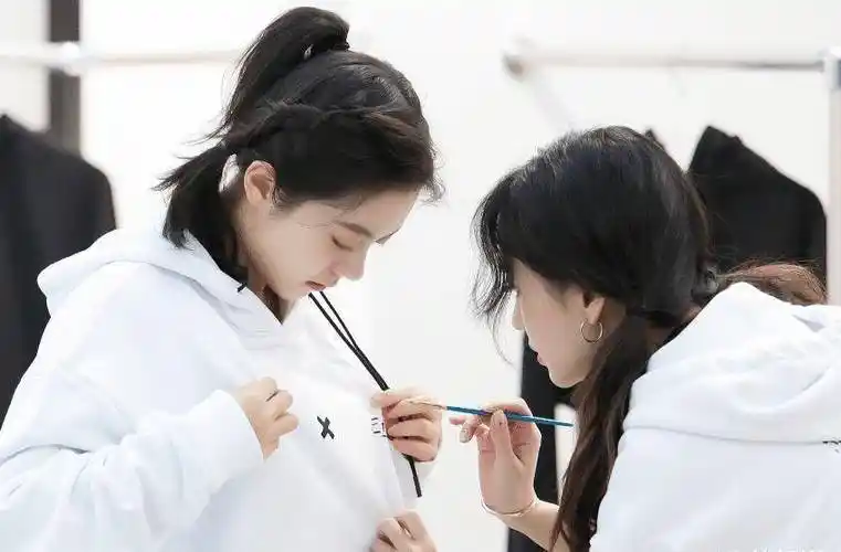 baby生日赵今麦没发博,谁注意她另外做了啥?