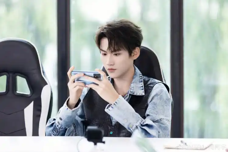 周柯宇  #宝藏男孩  #好看的综艺节目  这样酷酷的野王哥哥谁不爱!