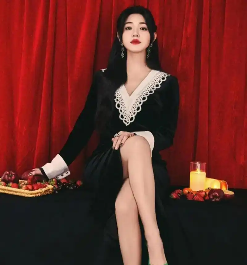 陈妍希一袭黑色高开叉长裙,搭配长耳环,时尚优雅,温柔性感!