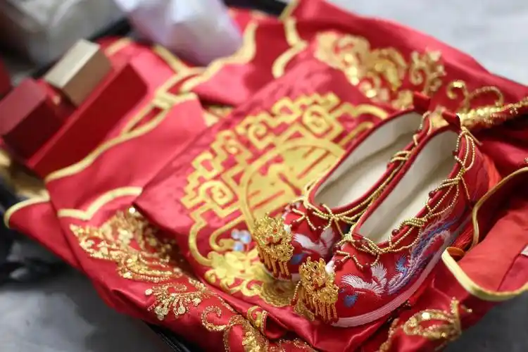 在网上看了很久最终定了这款秀禾鞋我买的比较早,拍婚纱照的时候也是