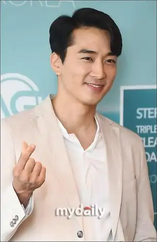 宋承宪亮相一身白衣帅气有型 42岁无岁月痕迹