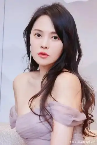 伊能静够大胆,裙子这么紧照样穿,52岁身体25岁身材!太狠了