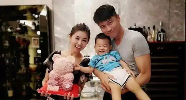 漂亮女星李小萌晒全家照,丈夫宠爱有加秀甜蜜,孩子优秀活泼帅气