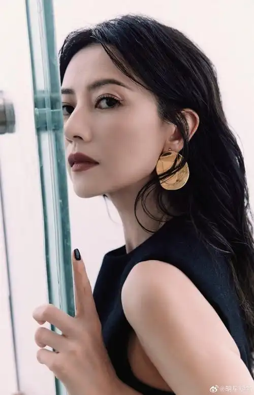 明星高圆圆黑色连衣裙秀修长美腿,身材颜值都超能打