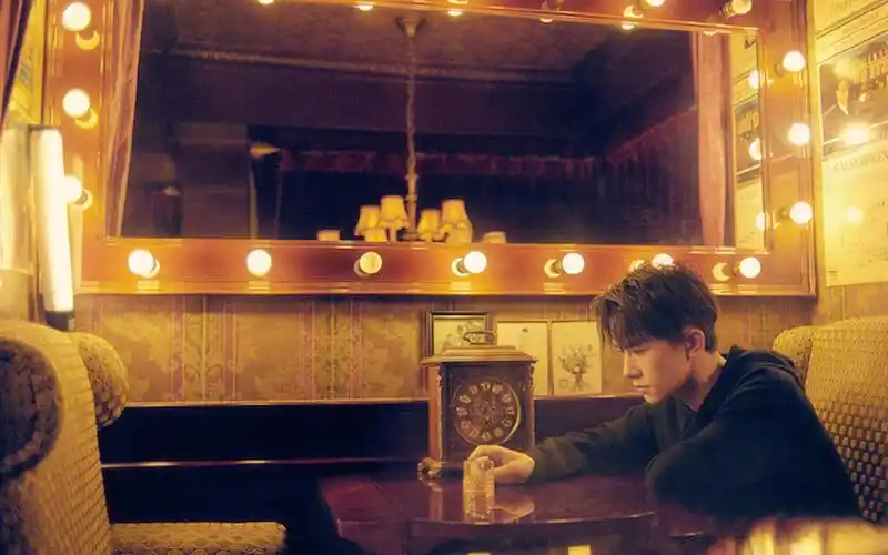 易烊千玺帅气时尚高清桌面壁纸