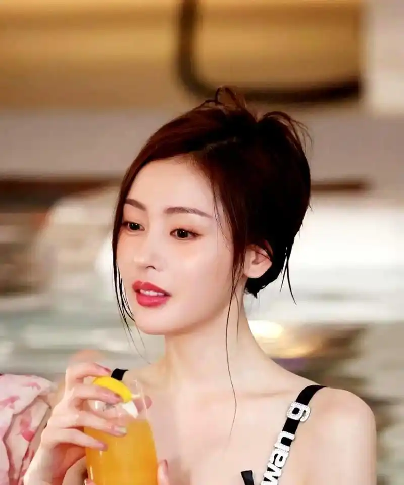 张天爱的笑容真的很温暖,仿佛能够融化人心.