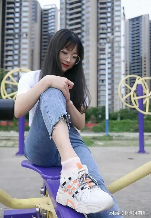 全程跟拍素颜小姐姐试穿超短丝袜现场运动鞋搭配牛仔裤美极了