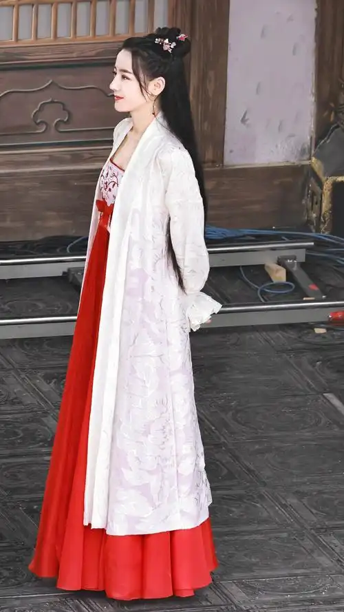 迪丽热巴紫色古装造型