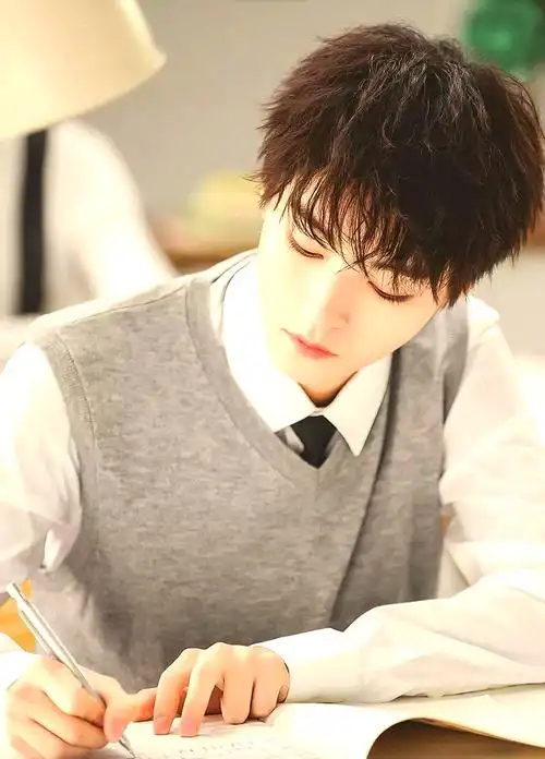 王俊凯的锡纸烫造型,简约而不失时尚,显得头发蓬松且发量充足