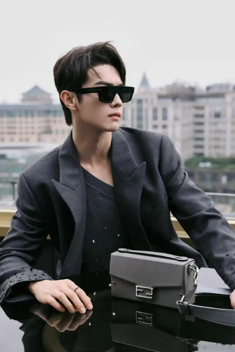 #许凯深灰色风衣造型##许凯深灰色风衣#被许凯soso帅到了,好bking!